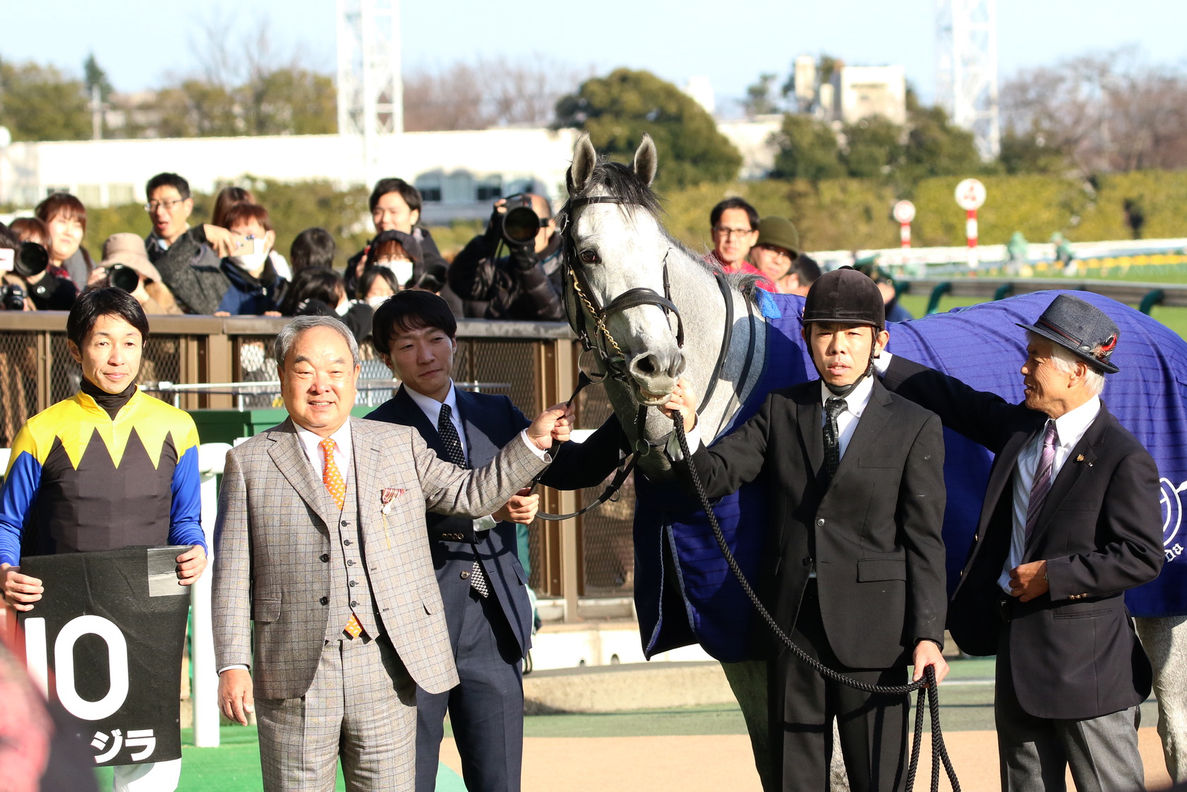 武豊騎手、ボスジラ、金子真人氏、国枝厩舎厩務員、国枝栄調教師